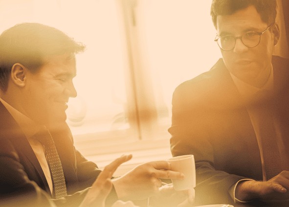 two men talking sapia twee advocaten in meeting, sepia kleur afbeelding